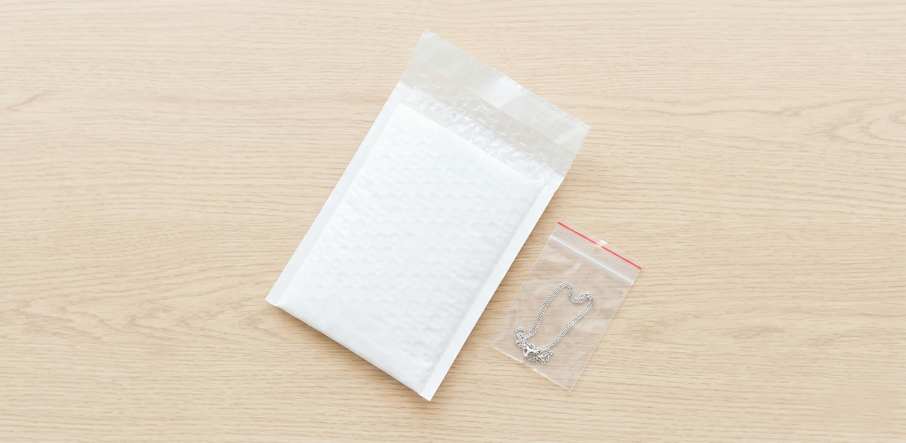 Naše balenie — papierová obálka a zip vrecko, nič viac